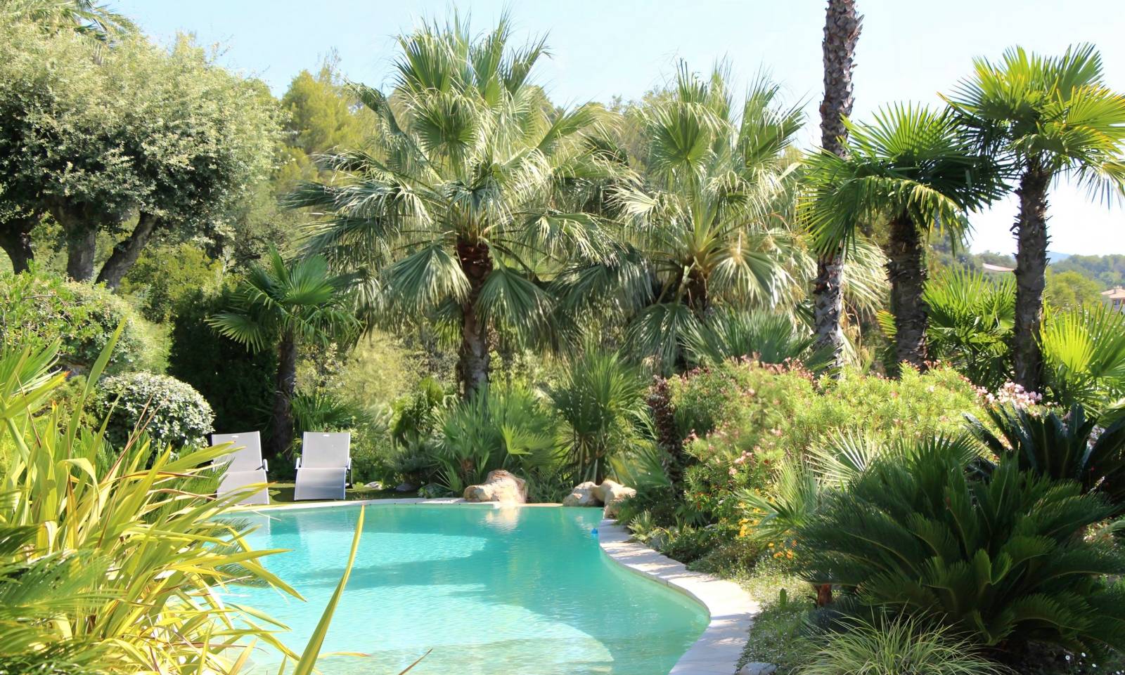 Propriété intemporelle avec piscine et vue mer panoramique à vendre sur la Côte d'Azur