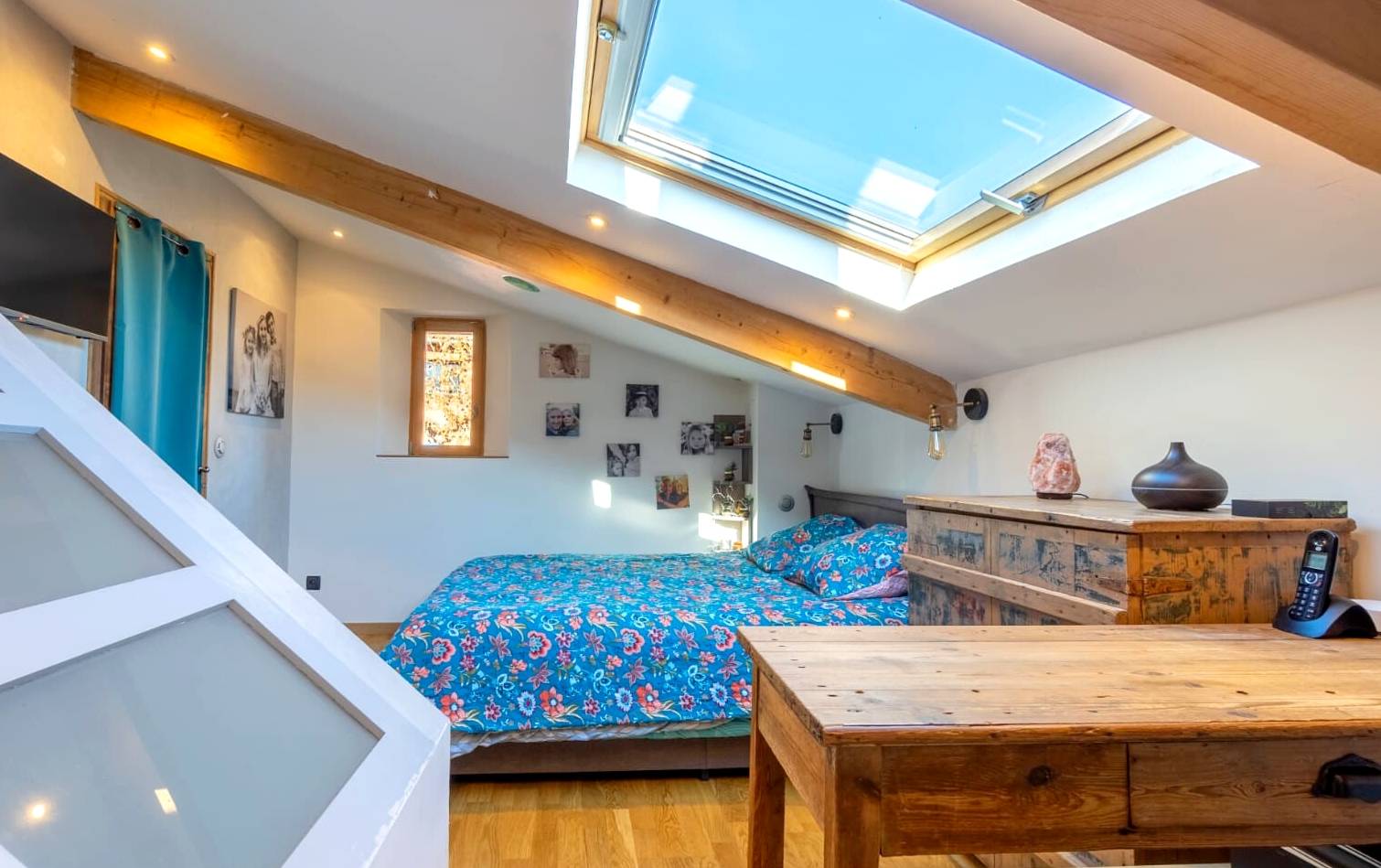 MAISON DE VILLAGE DE 1700 RÉHABILITÉE A VENDRE PLACE VICTOR HUGO A SOLLIÈS-VILLE