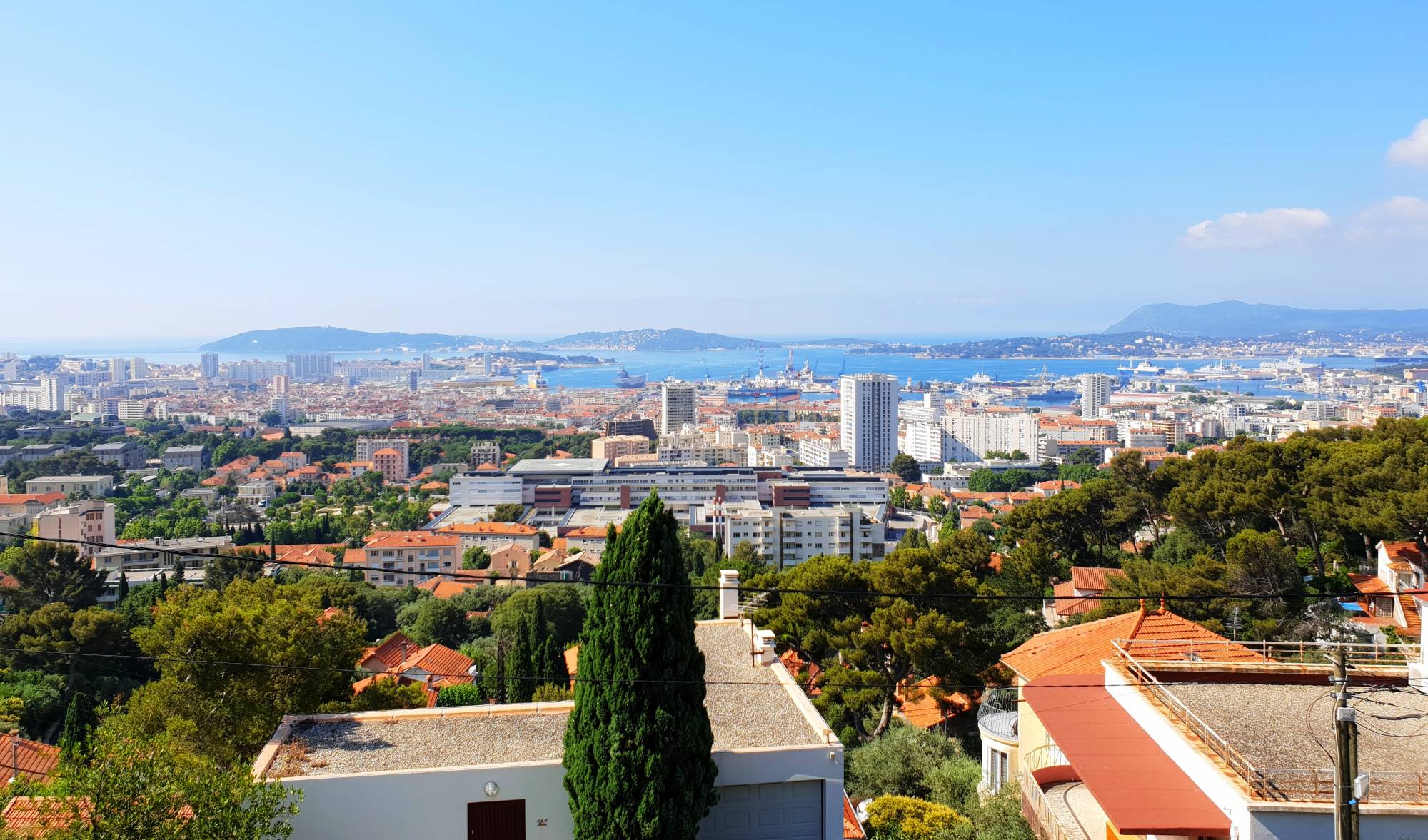 La vue sur la Ville de Toulon depuis la terrasse