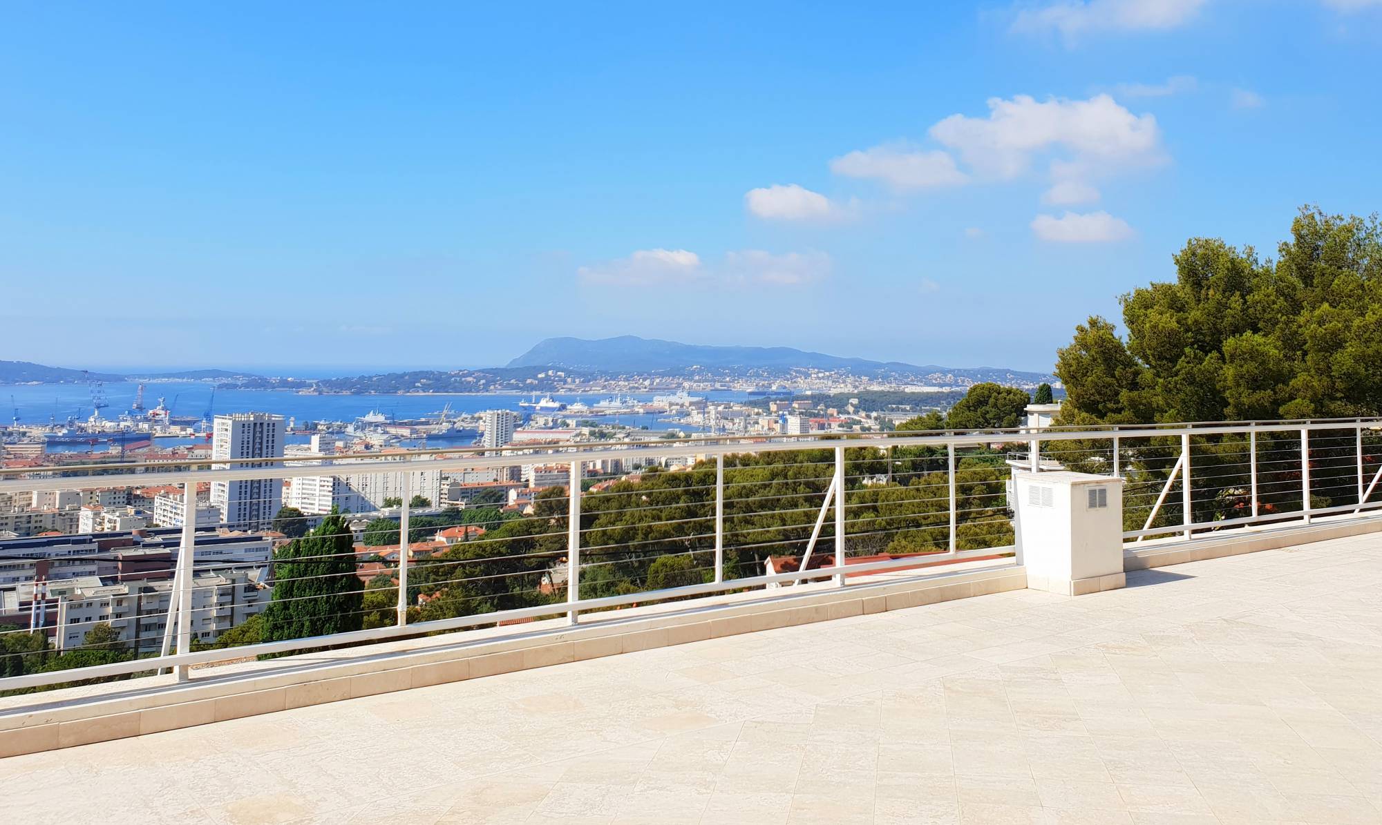 Terrasse offrant une vue urbaine de Toulon