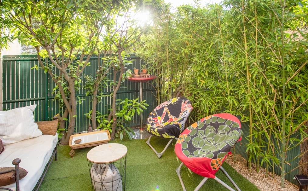 Un extérieur faisant office d'espace de repos et de tranquillité