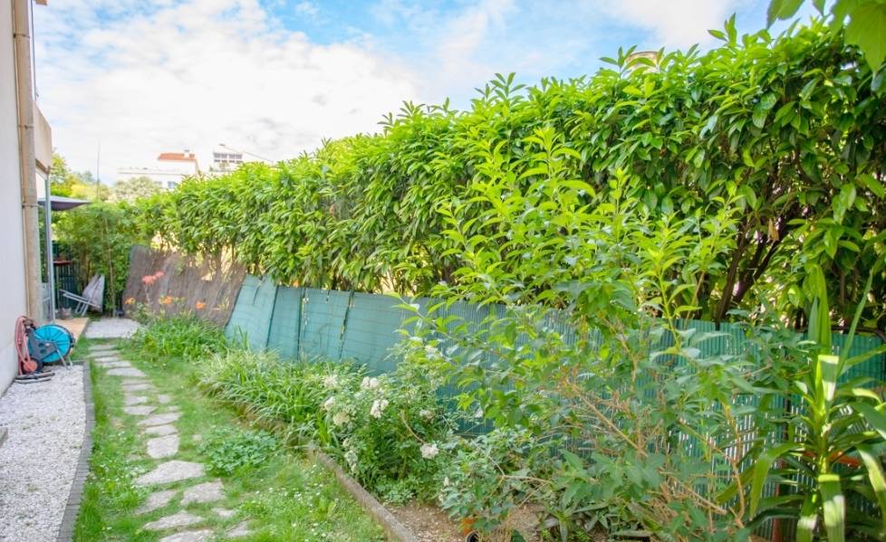 Le jardin extérieur couvre une surface de 100 m²