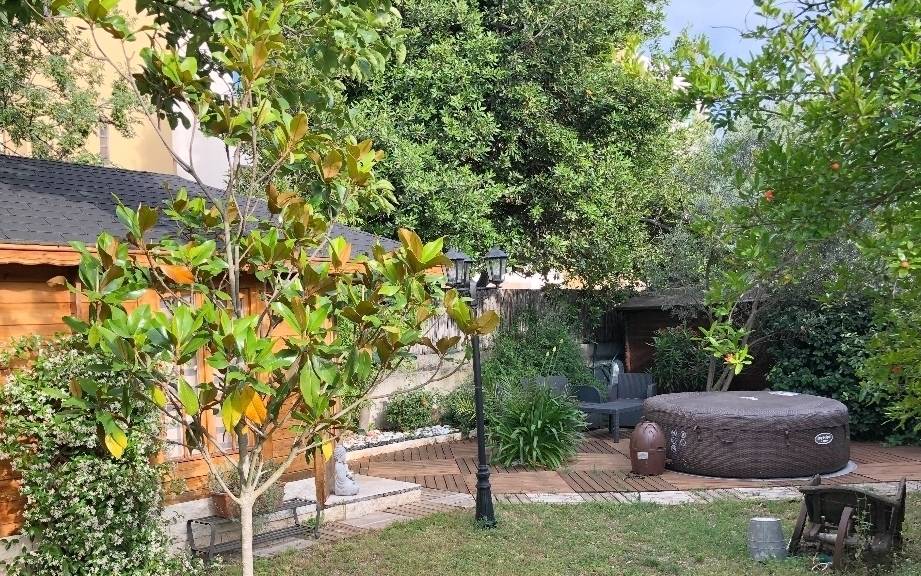 Villa en vente avec une dépendance et un cabanon