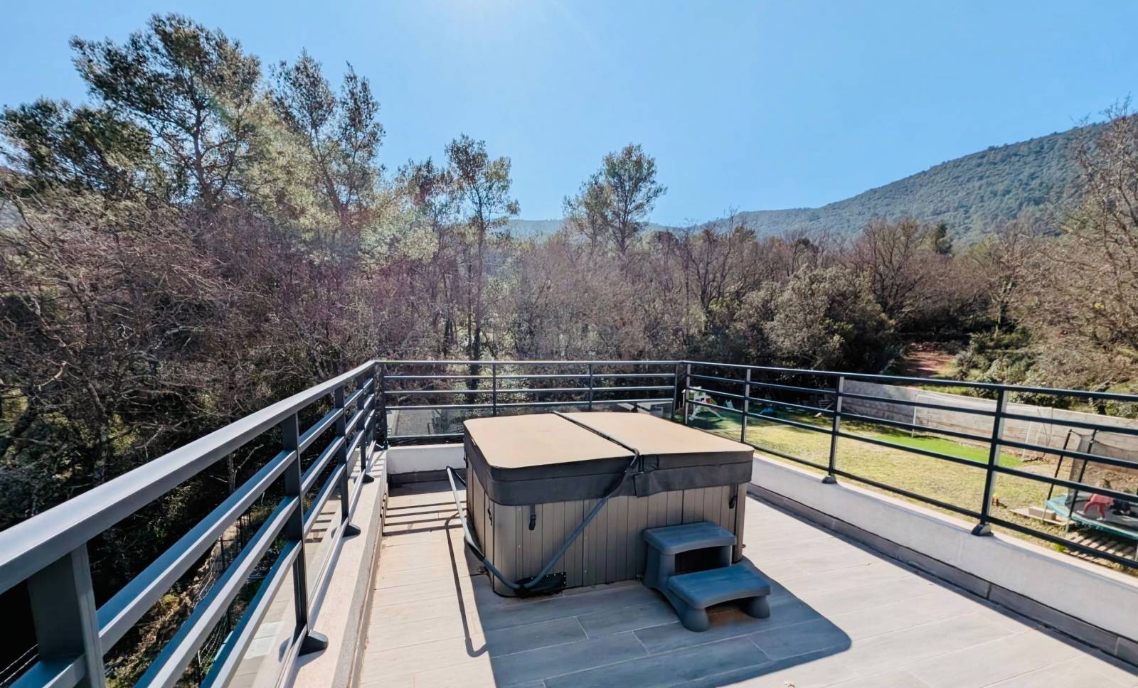 Propriété contemporaine de six chambres à vendre dans un environnement naturel du village de Solliès-Toucas