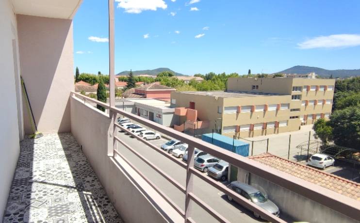 Agence immobilière propose à l'achat appartement 3 pièces dans résidence à La Garde