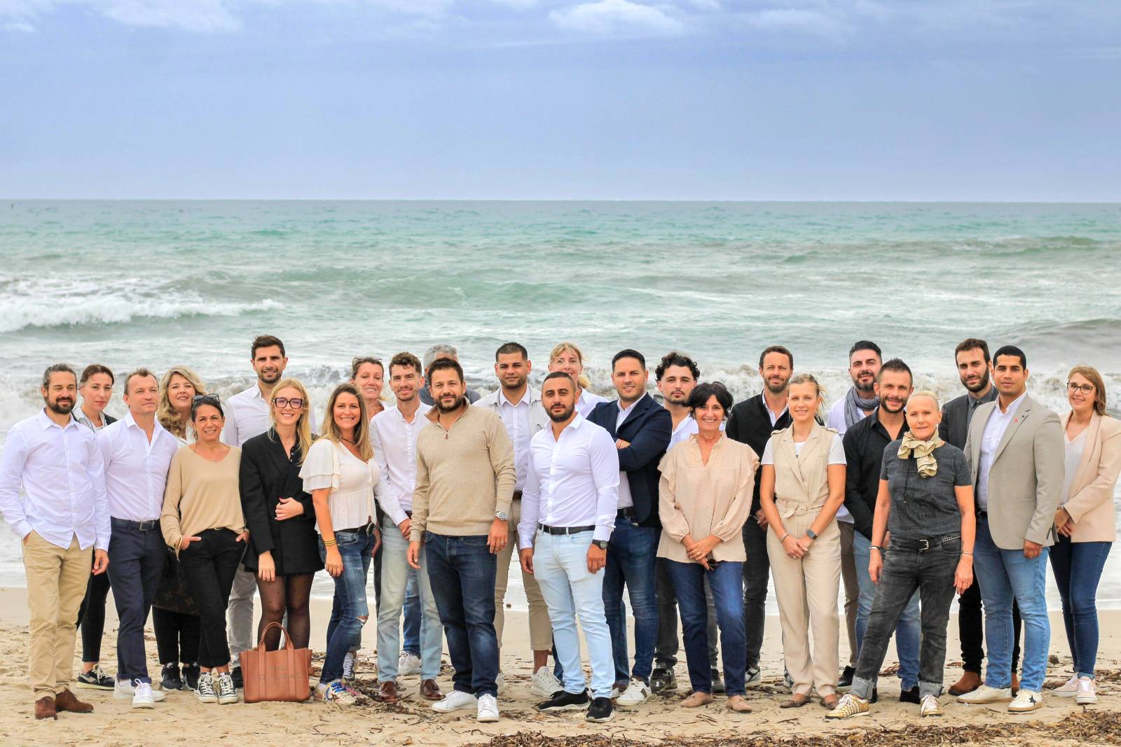 Les équipes de six agences immobilières Orpi Papazian réunies pour un shooting sur la plage des Sablettes