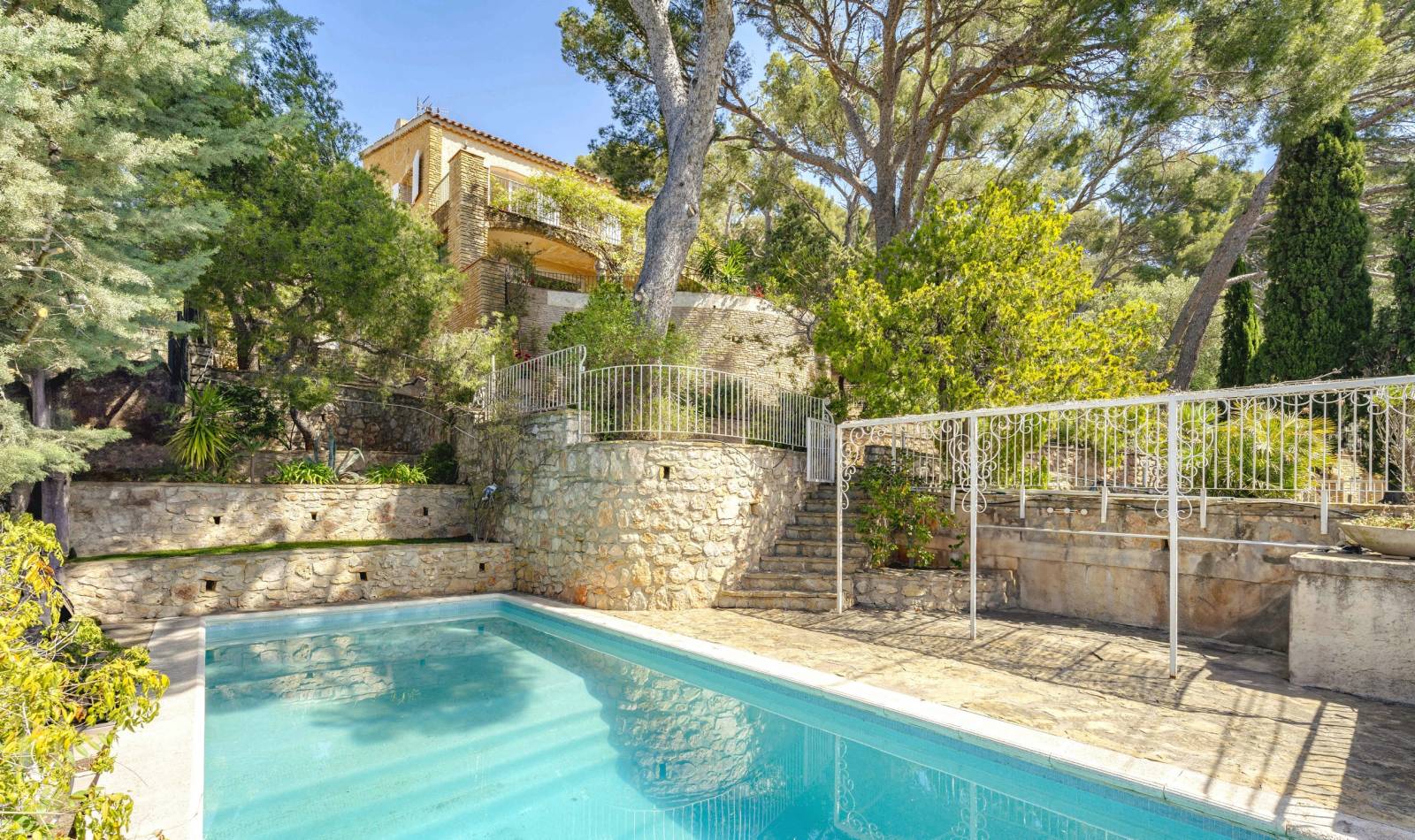 Demeure de caractère avec piscine et grand garage à vendre sur le secteur du Faron