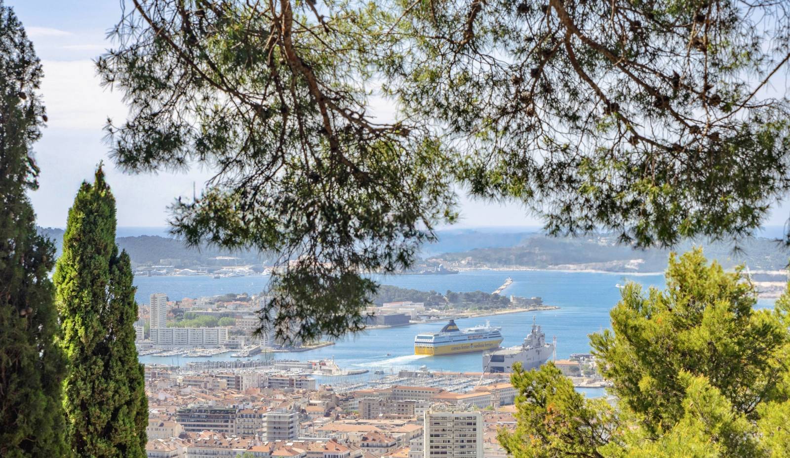 Propriété offrant une vue mer panoramique sur la rade de Toulon à vendre en agence immobilière