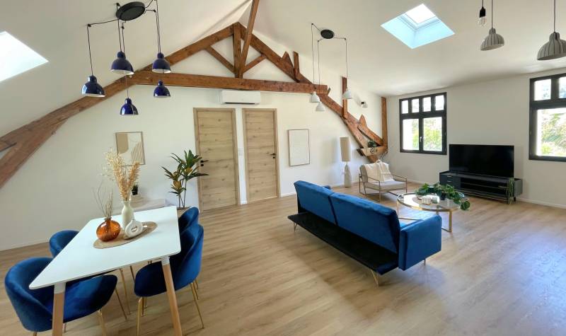 Appartement sous les toits moderne à vendre par notre agence immobilière Rue de la Gare à Hyères