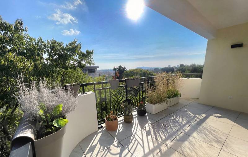 Appartement en dernier étage avec grande terrasse à vendre dans la résidence 