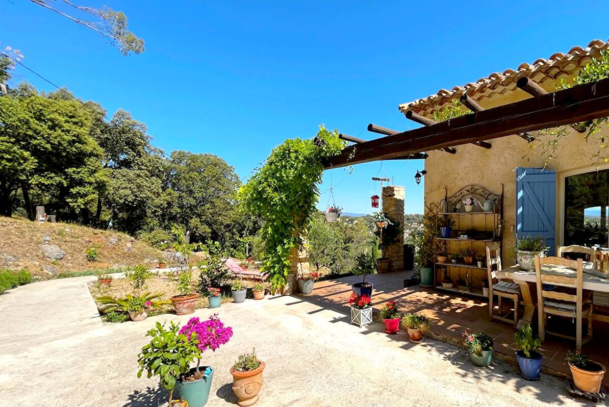 Maison de caractère à vendre à 10 minutes à pied du village de Flassans