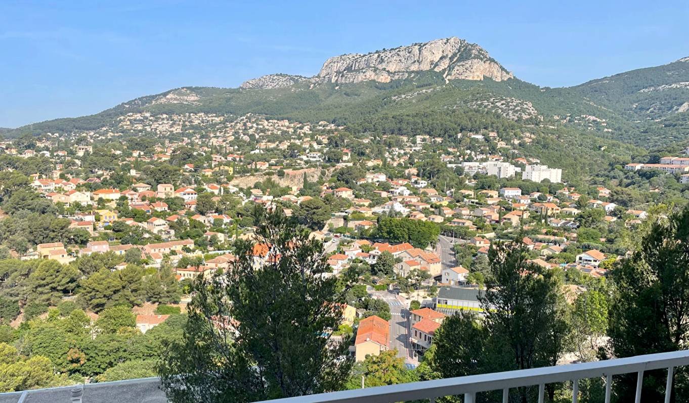 Appartement 4 pièces avec balcon est à vendre dans la résidence 