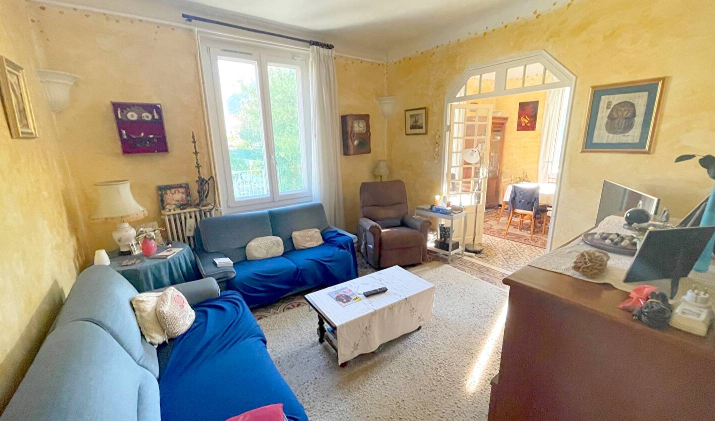 Maison des années 50 avec piscine et garage à vendre à Toulonn