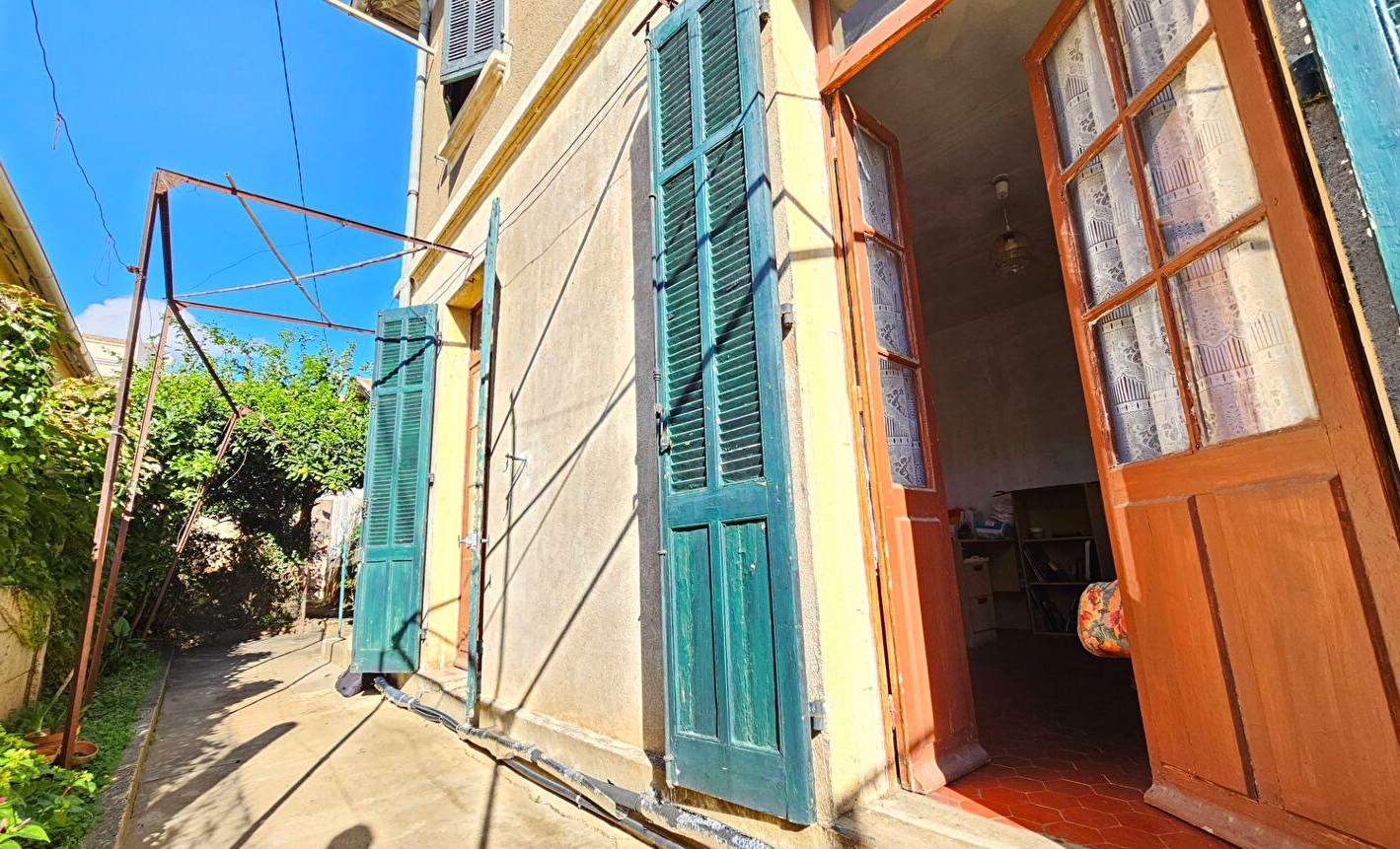 Villa bourgeoise de 1939 construite dans le centre-ville de Hyères