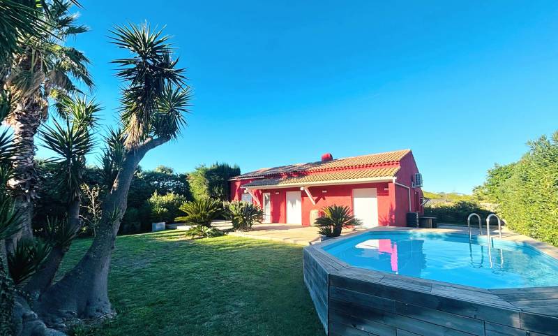 Maison hyéroise colorée de plain-pied à vendre par notre agence immobilière dans un quartier paisible et chaleureux de la ville