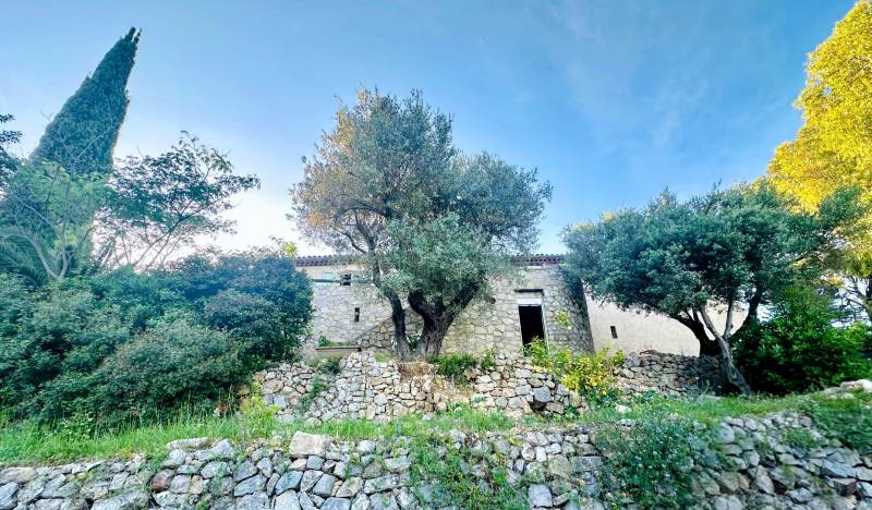 Maison des années 80 entièrement modernisée en vente immobilière sur la commune de Solliès-Ville