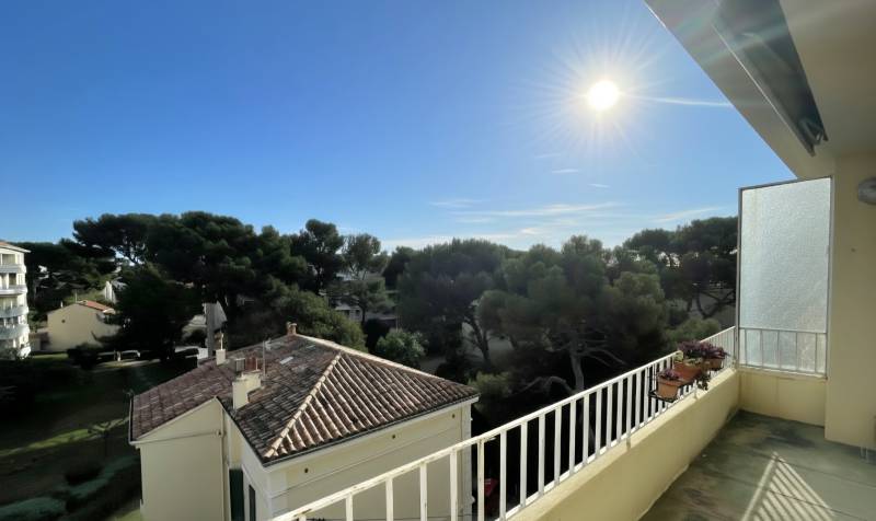 Appartement 3 pièces avec balcon, à rénover, à vendre par notre agence immobilière Rue Amable Mabily à Toulon
