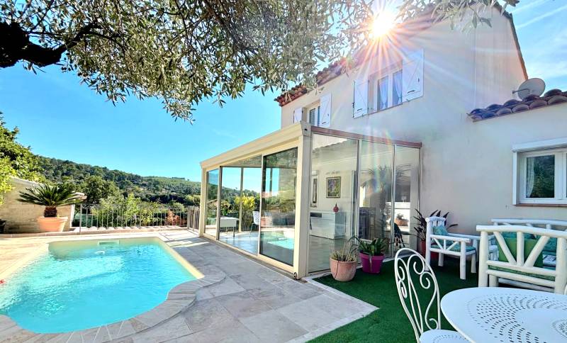 Maison récente et moderne à vendre à proximité du centre-ville de Carnoules par notre agence immobilière