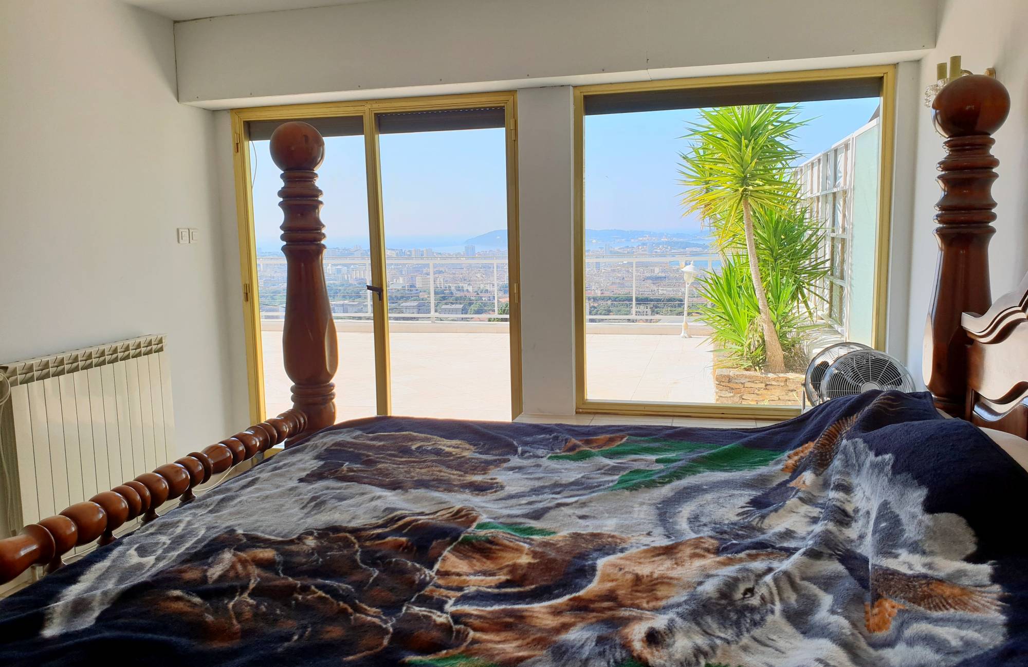 L'une des deux chambres donnant sur une terrasse de 200 m²