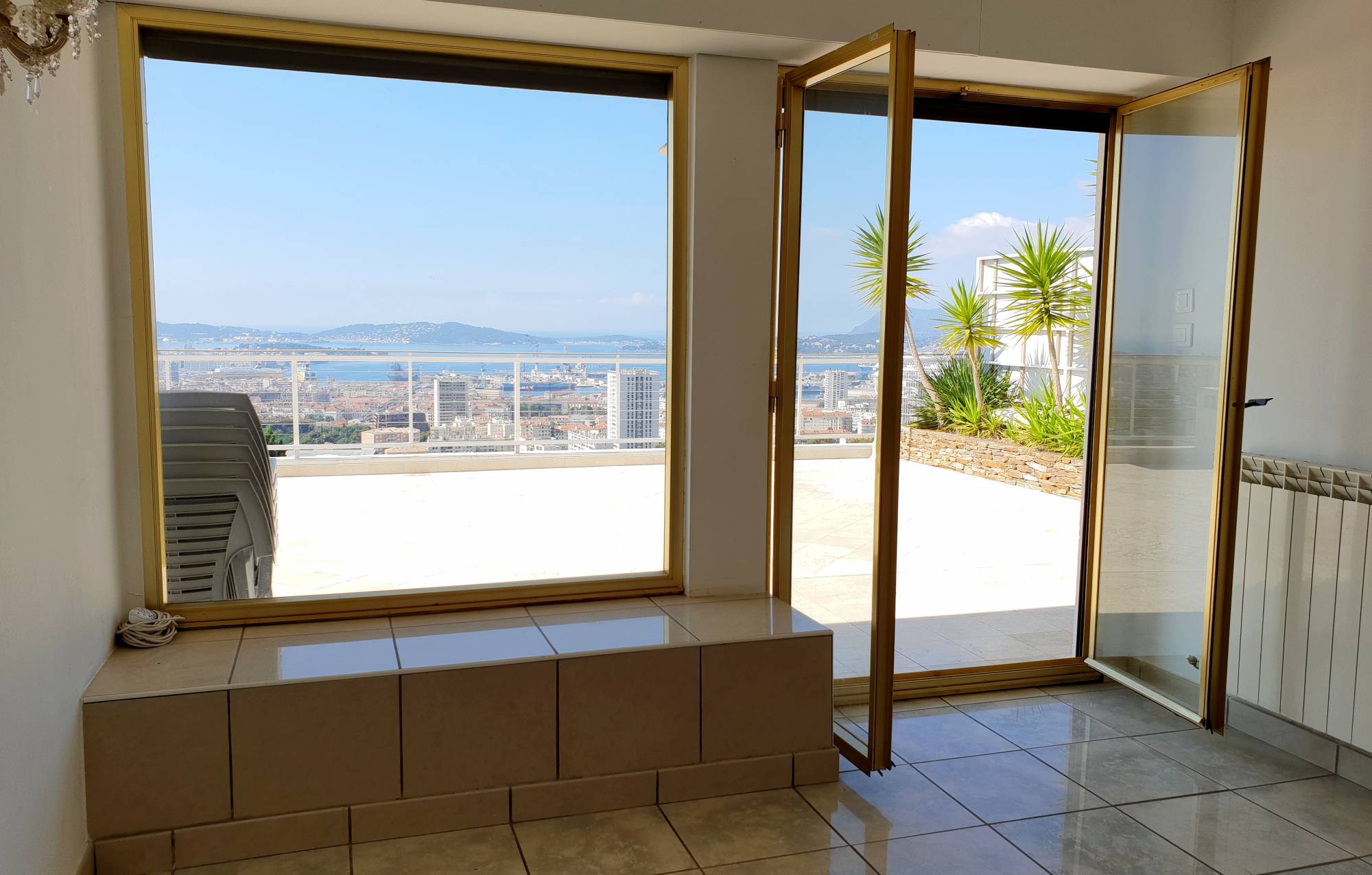 L'une des deux chambres donnant sur la terrasse