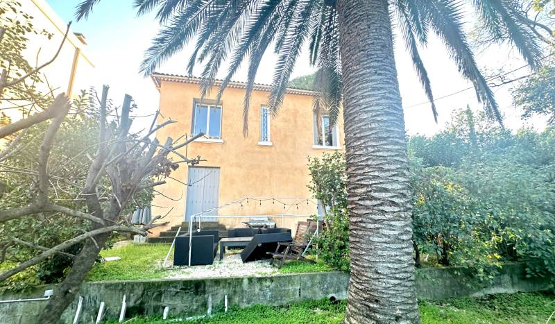 Maison des années 30 avec jardin arboré et garage à vendre quartier la Serinette à Toulon