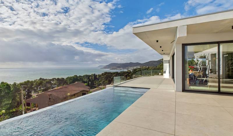 Piscine à débordement et vaste terrasse offrant une vue imprenable sur la Méditerranée – Immobilier de luxe dans le Var