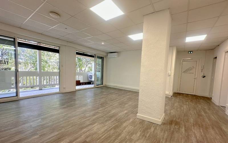 A vendre Place d'Armes à Toulon, dans résidence avec ascenseur, cet appartement T4 avec terrasse