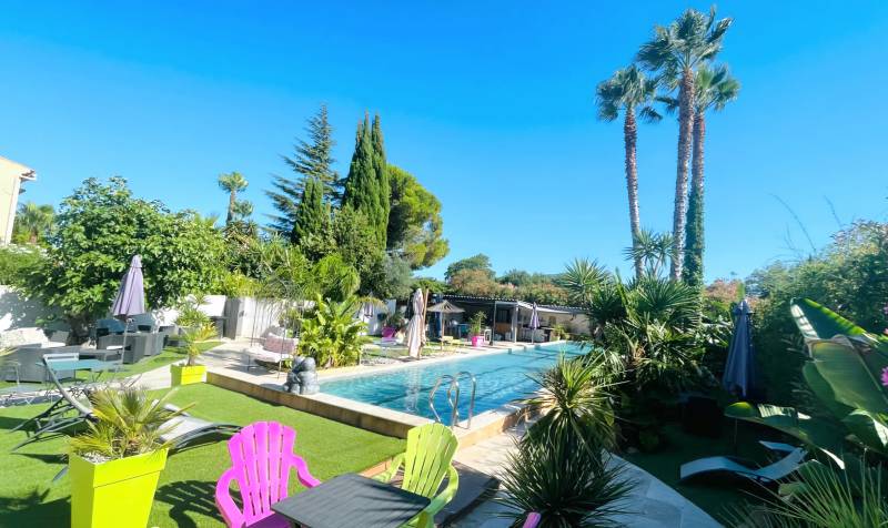 Domaine de seize chambres avec piscine et jardin paysager à vendre à La Crau, dans le département du Var