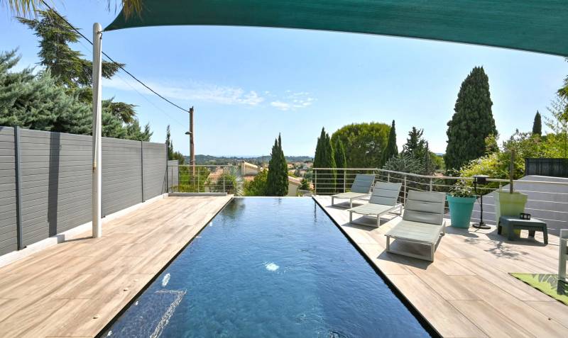 Villa contemporaine à l'architecture minimaliste avec piscine à débordement à vendre sur la Côte d'Azur