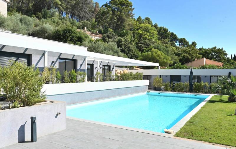 Maison à vendre dans une résidence haut de gamme sécurisée avec piscine collective, dans le village de La Farlède