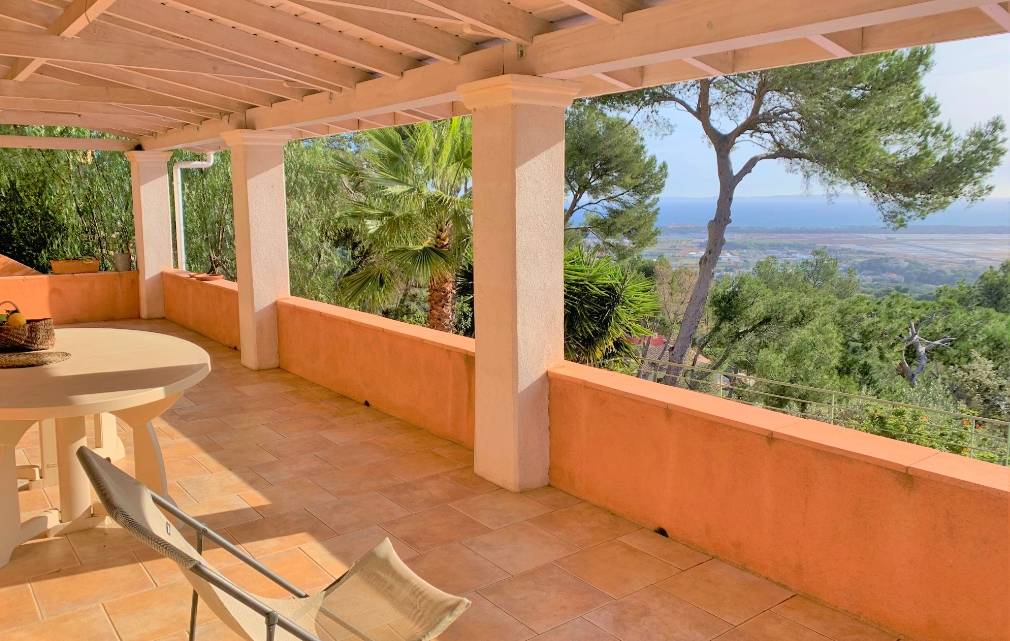 Villa avec piscine à débordement à vendre sur le Mont des Oiseaux