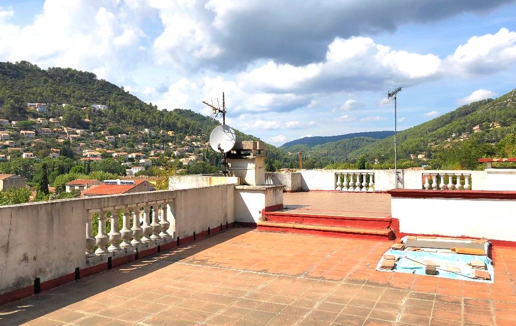 Villa disposant d'unne grande parcelle arborée et en restanques d'environ 9800 m²