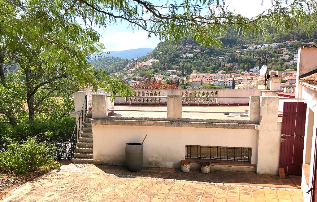 Villa de 4 chambres avec garage, atelier et annexes à vendre dans le village de Solliès-Toucas