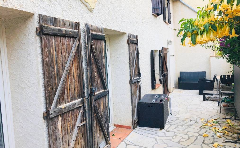Maison ancienne en pierre à la vente à Toulon