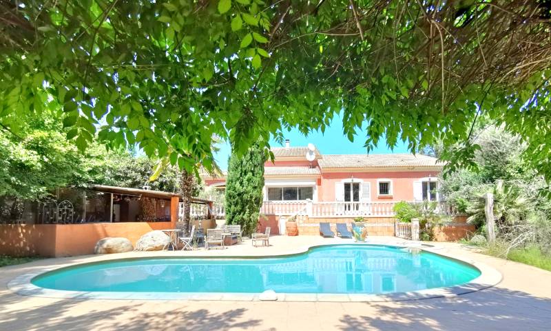 Grande propriété avec terrain arboré et piscine à vendre à Porcellone, en Corse