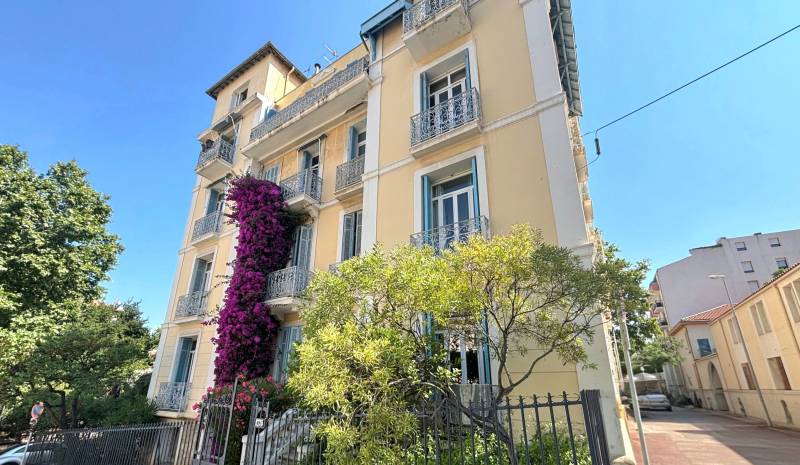 Immeuble bourgeois des années 50 situé dans le quartier du Mourillon à Toulon