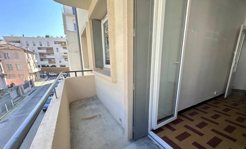 Appartement deux chambres à rénover à vendre par notre agence immobilière Boulevard du 11 Novembre 1918