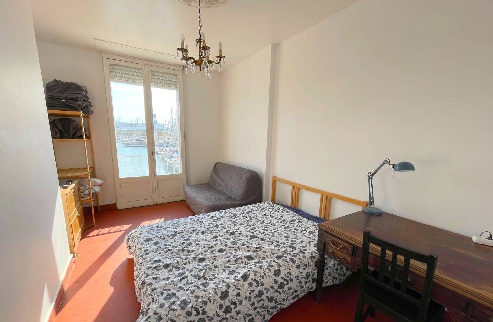 Appartement de deux chambres à vendre face à la plus belle rade européenne
