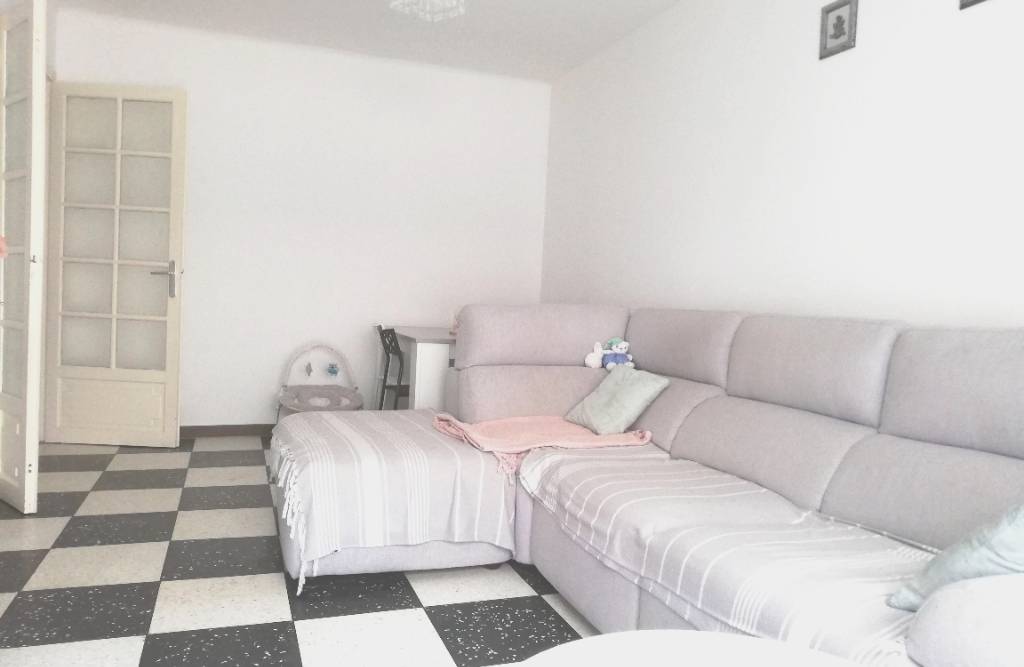 Appartement trois pièces rénové à vendre dans un immeuble du Pont du Las