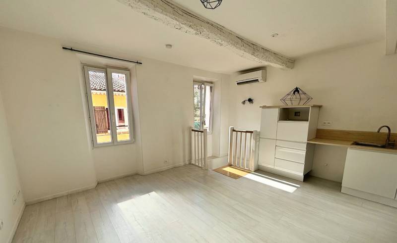 Appartement 2 pièces souplex à vendre dans un immeuble de ville, dans le village historique de Pierrefeu-du-Var