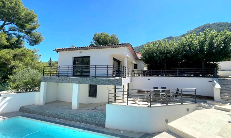 Maison moderne rénovée avec piscine à vendre sur le secteur des Dardennes à Toulon