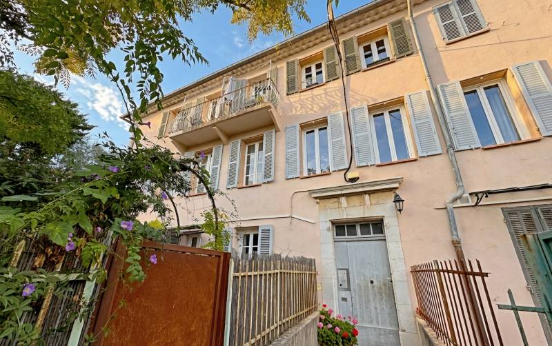 Appartement à rénover à vendre dans immeuble du début des années 1900 situé Avenue François Nardi