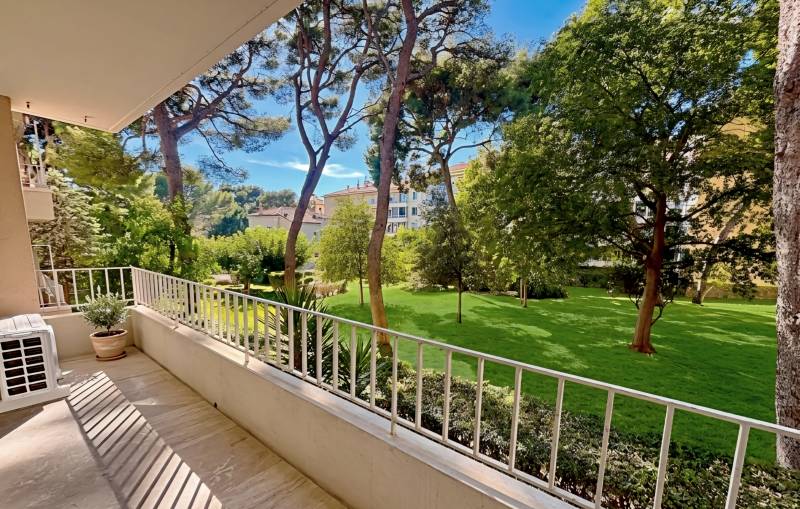 Appartement 4 pièces avec balcon à vendre  Rue Amiral Emeriau à Toulon par notre agence immobilière
