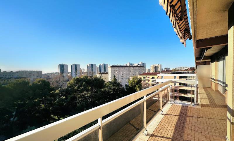 Appartement en dernier étage avec terrasse, parking privatif et cave à vendre à Toulon, quartier Saint-Jean
