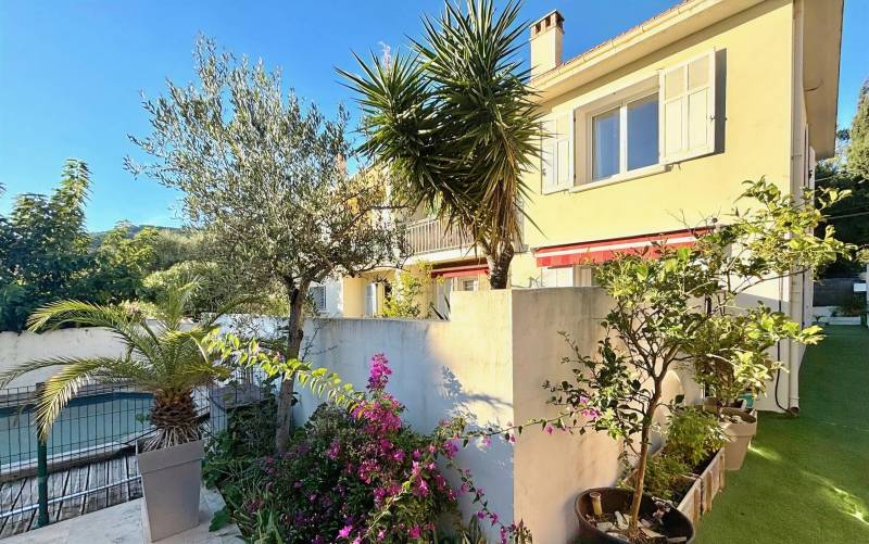 Haut de villa avec jardin et piscine à vendre par notre agence immobilière à Toulon Ouest