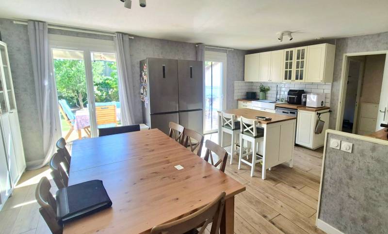 Maison mitoyenne de plain-pied à vendre par notre agence immobilière à côté de la Rue Alexandre Dumas à Cuers