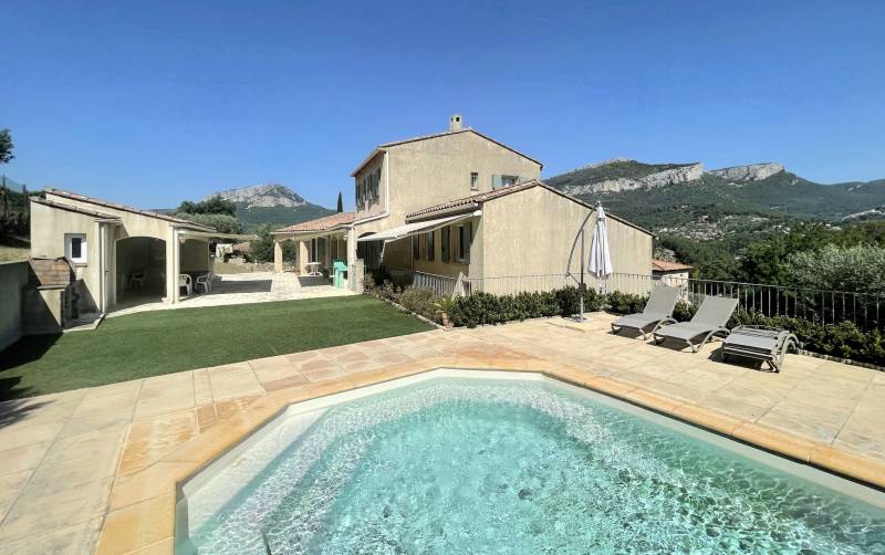 Propriété traditionnelle avec piscine et garage à vendre à Toulon secteur Uba
