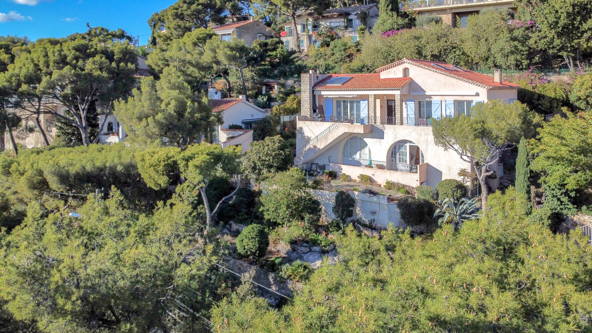 Propriété avec terrain luxuriant à vendre sur la Corniche Emile Fabre à Toulon