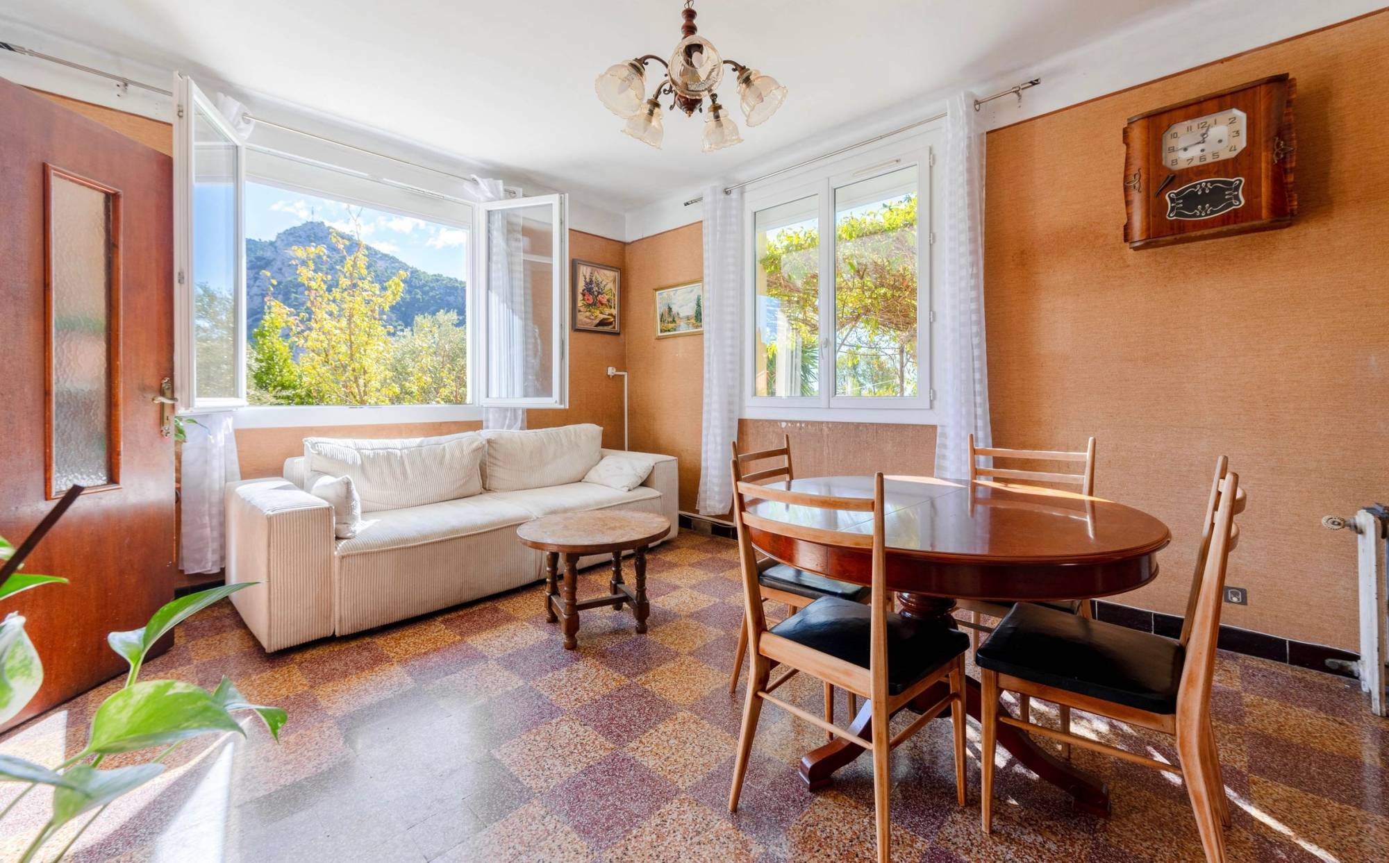 Cette propriété à rénover est à vendre par notre agence immobilière Toulon