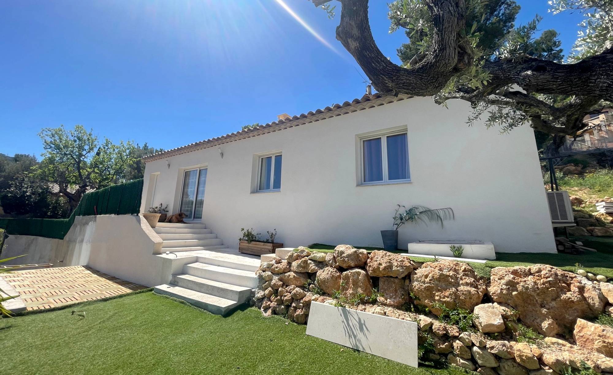 Villa moderne avec jardin, piscine et garage à vendre à proximité du village du Revest